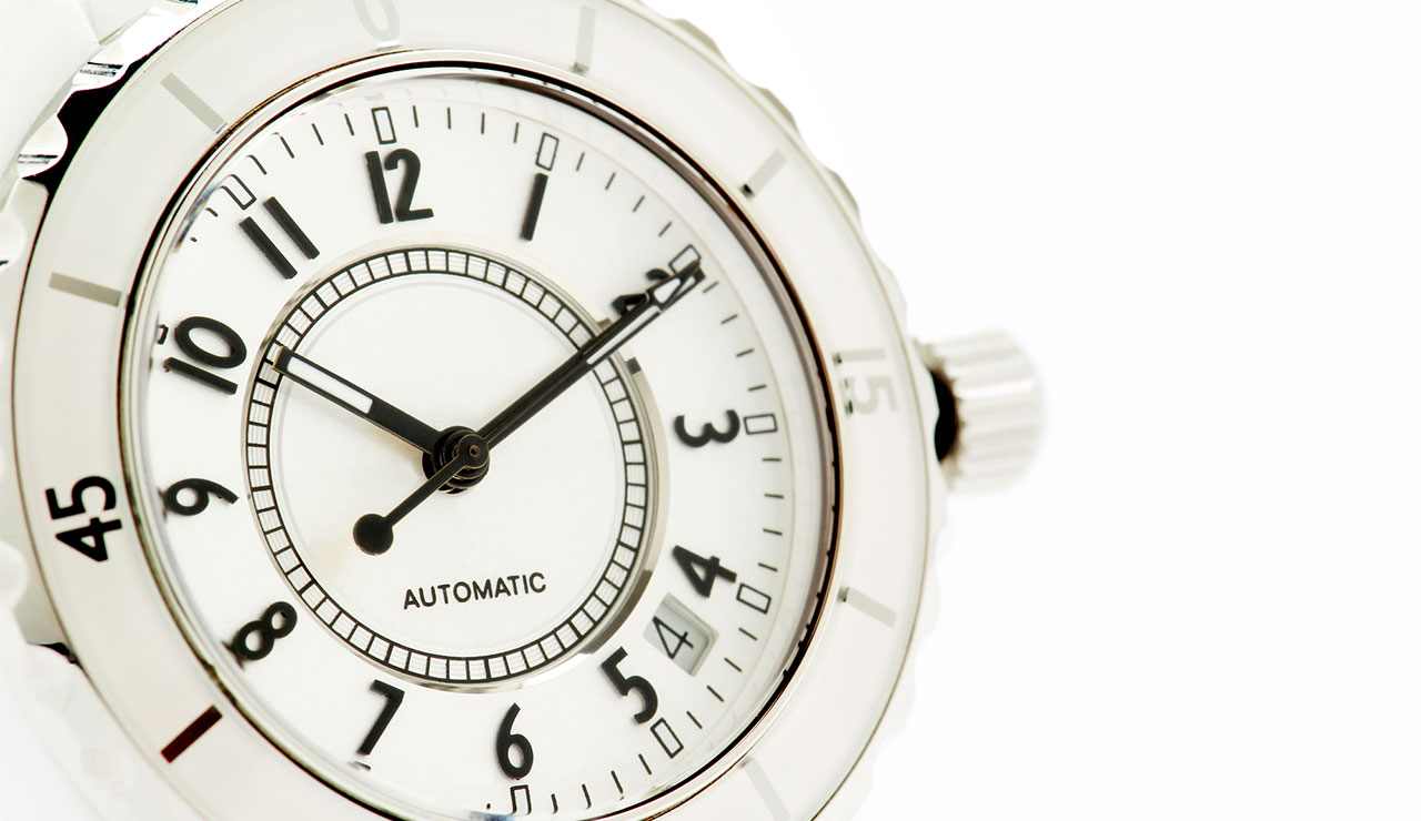白いメンズ腕時計17選！最新おすすめモデルでおしゃれを格上げ | SKYWARD+ スカイワードプラス