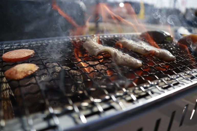 約90 も煙をカットした七輪 肉も魚もふっくら焼き上がり 机やレジャーシートの上にも安全に置ける Skyward スカイワードプラス