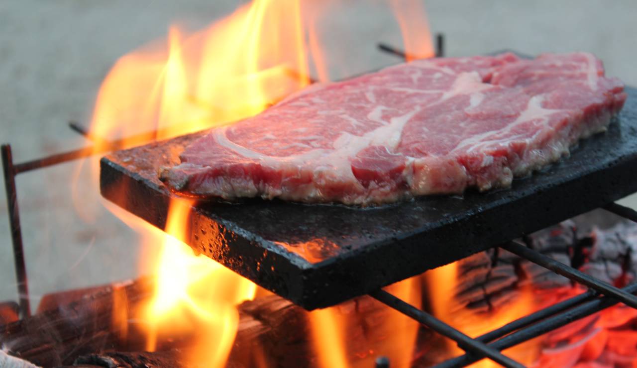 おうち焼肉やキャンプ飯で周りと差がつく「桜島溶岩プレート」。肉汁と 