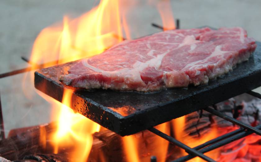 おうち焼肉やキャンプ飯で周りと差がつく「桜島溶岩プレート」。肉汁と旨味たっぷりに焼ける | SKYWARD+ スカイワードプラス