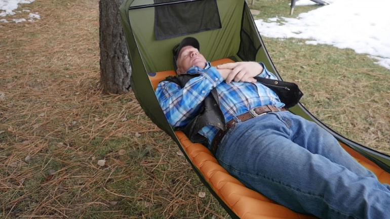 まるでベッド！真っすぐ寝られるハンモックで、テントなしでも快適キャンプを実現 | SKYWARD+ スカイワードプラス