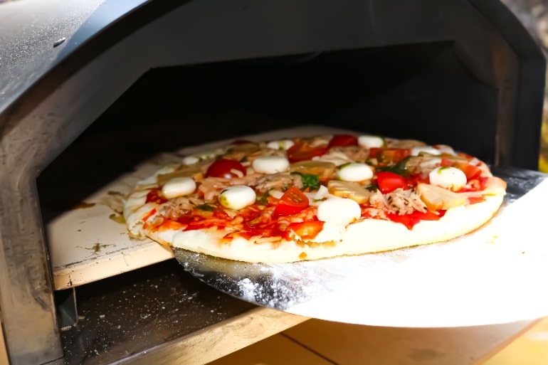 持ち運び可能な本格ピザ窯で、アウトドアでもプロの味を再現！