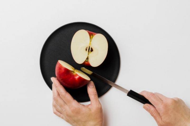 もうまな板もお皿もいらない 食材をカットしても傷が目立たない特殊プレートで 調理してすぐ食卓へ 電子レンジにも対応 Skyward スカイワードプラス