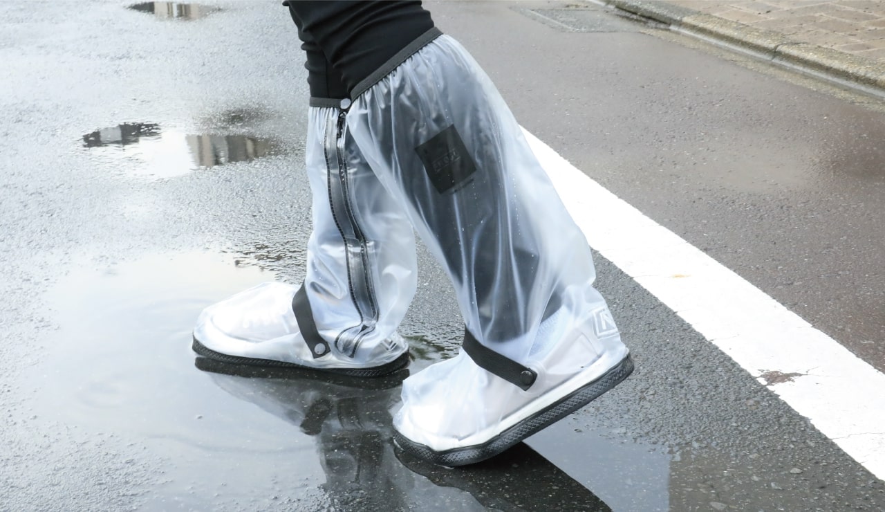 靴の上から履くだけで雨を防ぐ「FROGU シューズカバーロング」でいつもの靴を長靴化 | SKYWARD+ スカイワードプラス