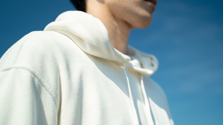 空気を着るパーカー が驚くほど暖かい 約330gの軽さでも極厚の裏起毛生地でポカポカ 着ぶくれもしない Skyward スカイワードプラス